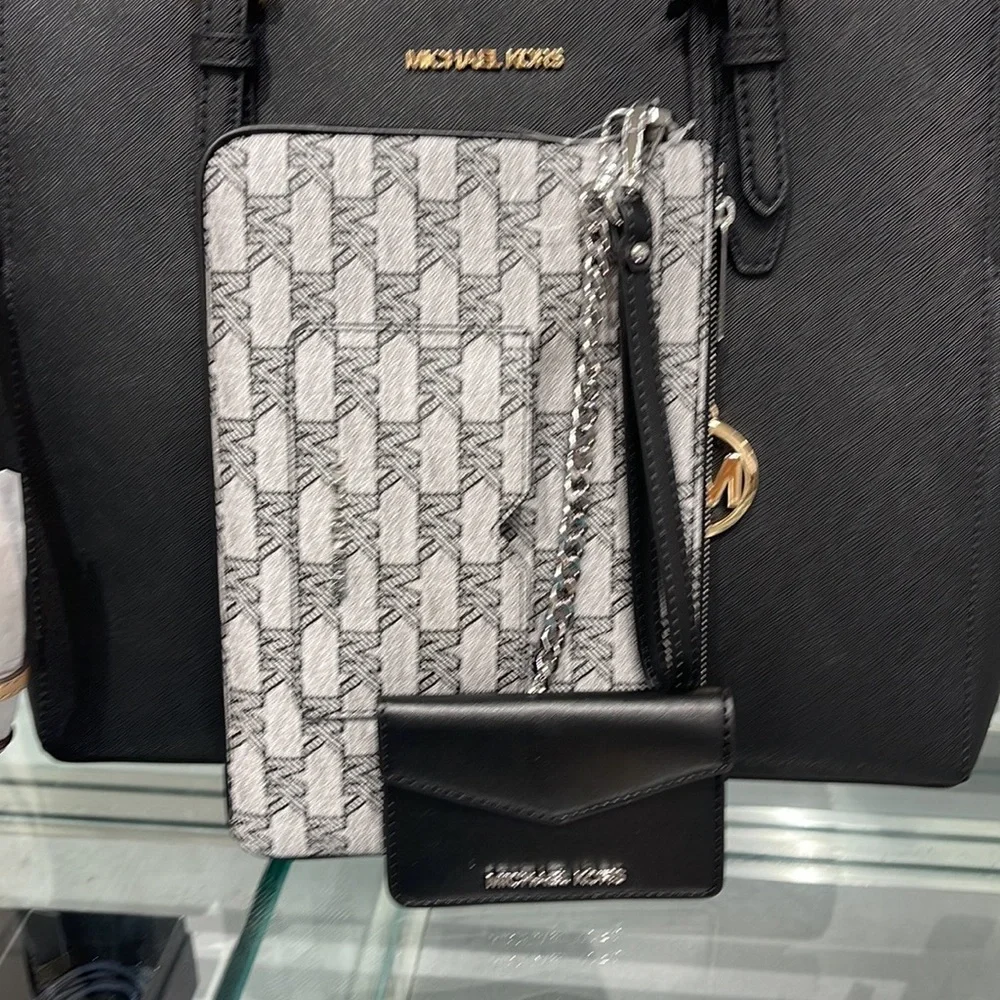 MICHAEL KORS JET SET ITEM LG 2 in 1 CARD CASE & WRISTLET
Black
NWT - Picture 1 of 16